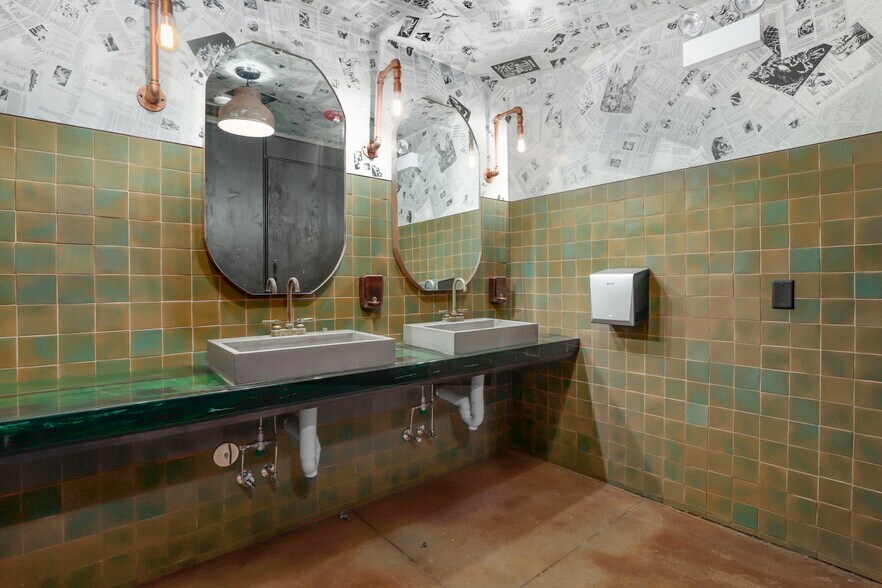 More Photos Of 819 N California Ave, Chicago Bar For Sale