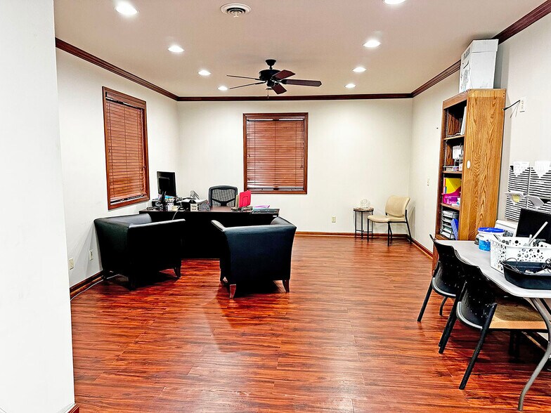 More Photos Of 41 Old Pond Rd, London Medical For Sale