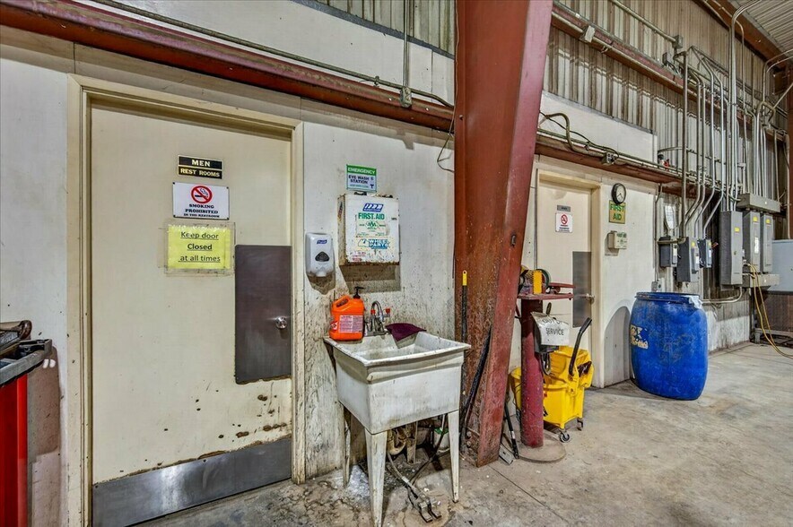 More Photos Of 149 Ashland ave, Lindsay Industrial For Sale