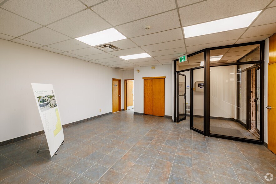 More Photos Of 1660-1700 Boul Hymus, Dorval Warehouse For Lease