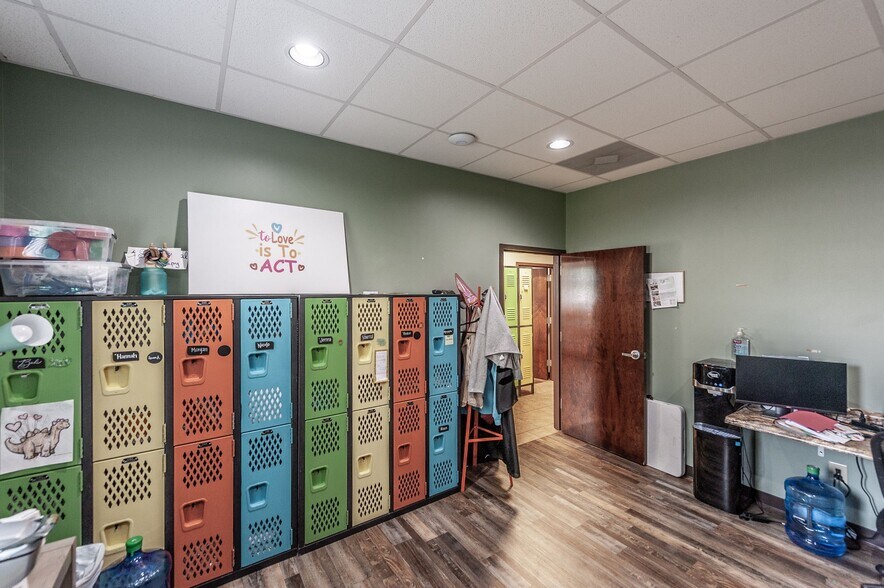 More Photos Of 20 Executive Park Dr, Hendersonville Loft Creative Space For Sale