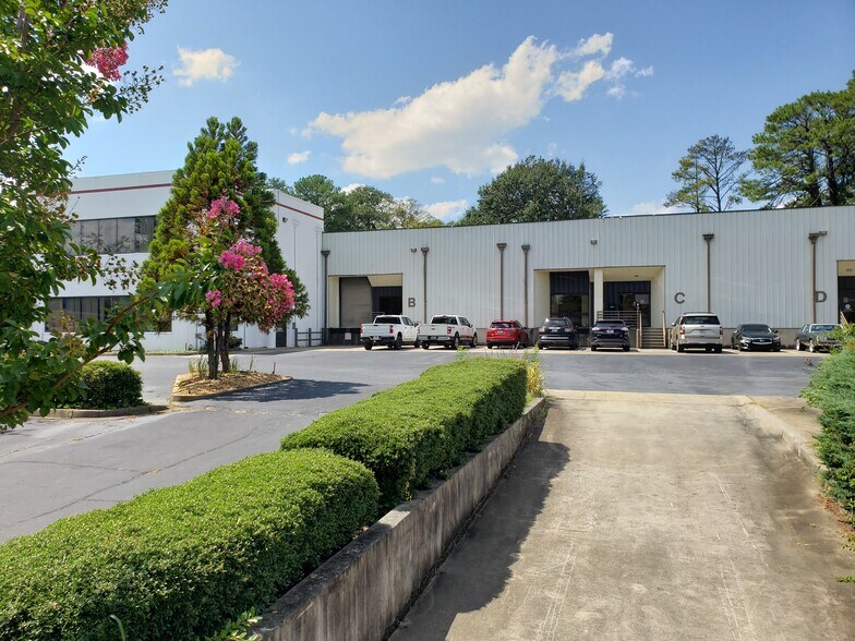 More Photos Of 495 Circle 85 St, College Park Warehouse For Lease