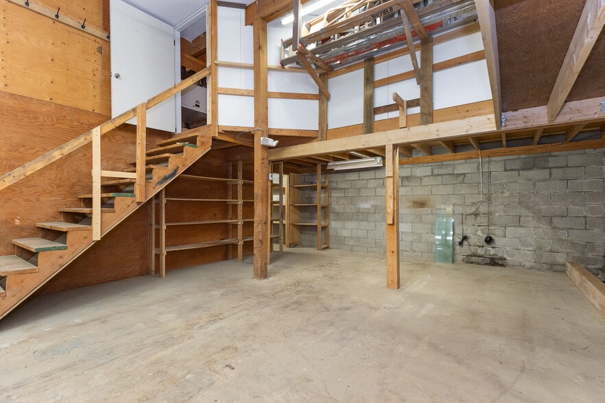 More Photos Of 2253-2265B W Railway St, Abbotsford Warehouse For Lease