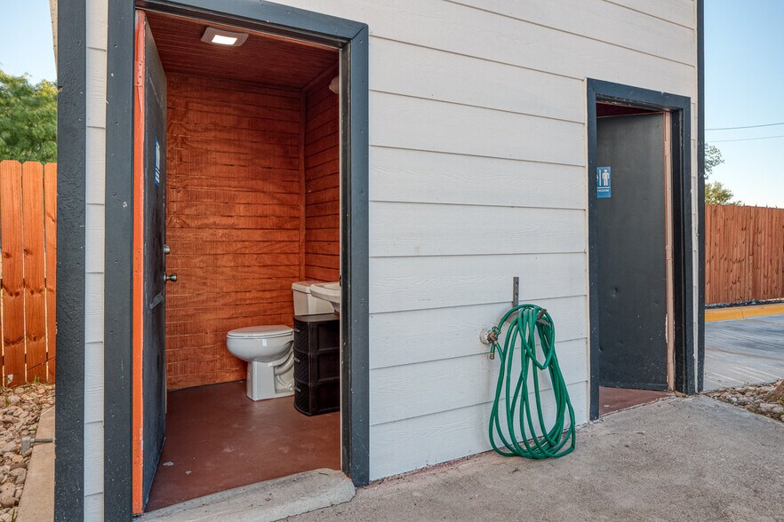 More Photos Of 607 W Gibbs St, Del Rio Storefront Retail Office For Sale