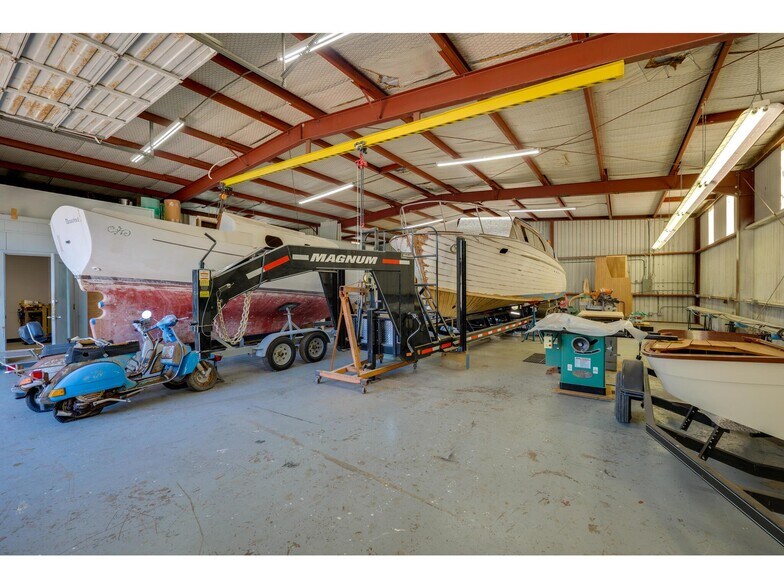 More Photos Of 16110 Lake Travis Dr, Austin Industrial For Lease