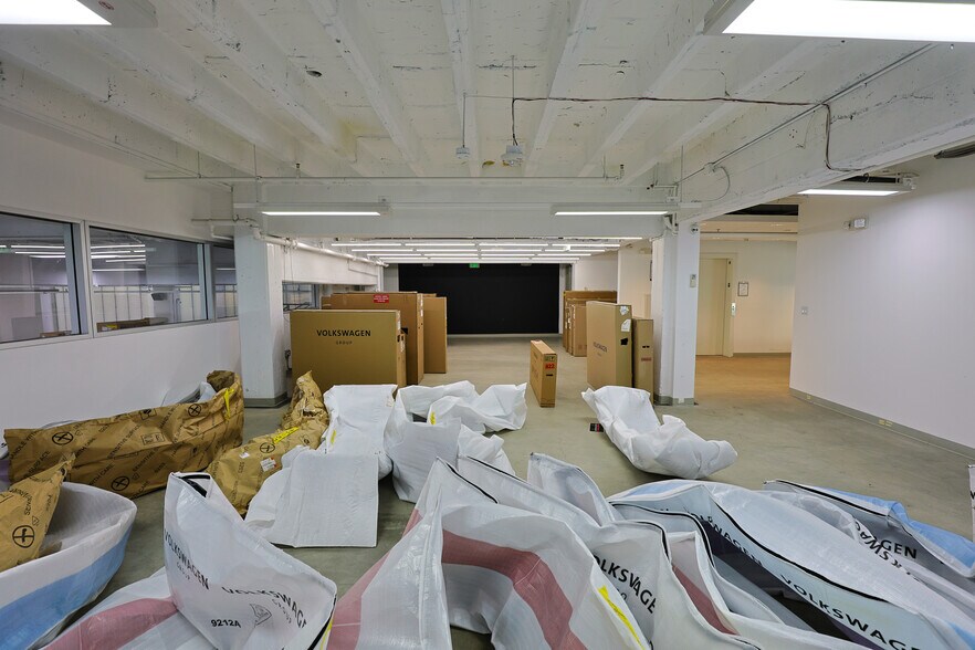 More Photos Of 1800 S Figueroa St, Los Angeles Office For Lease