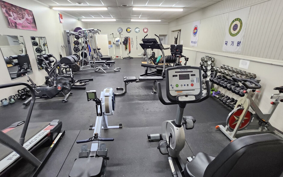 More Photos Of 584 W Ann Arbor Trl, Plymouth Freestanding For Lease