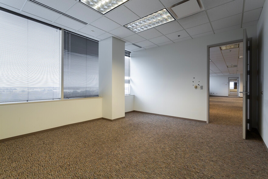 More Photos Of 4 Overlook Pt, Lincolnshire Office For Lease