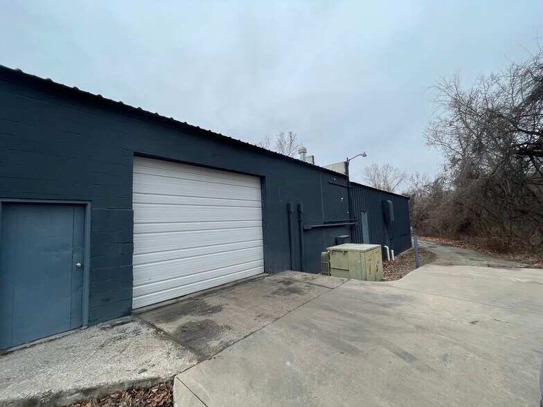 More Photos Of 920 W Skelly Dr, Tulsa Manufacturing For Lease