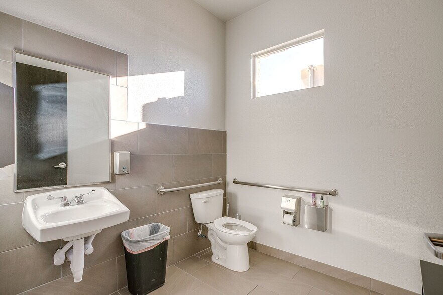 More Photos Of 949 Hilltop Dr, Weatherford Office For Lease