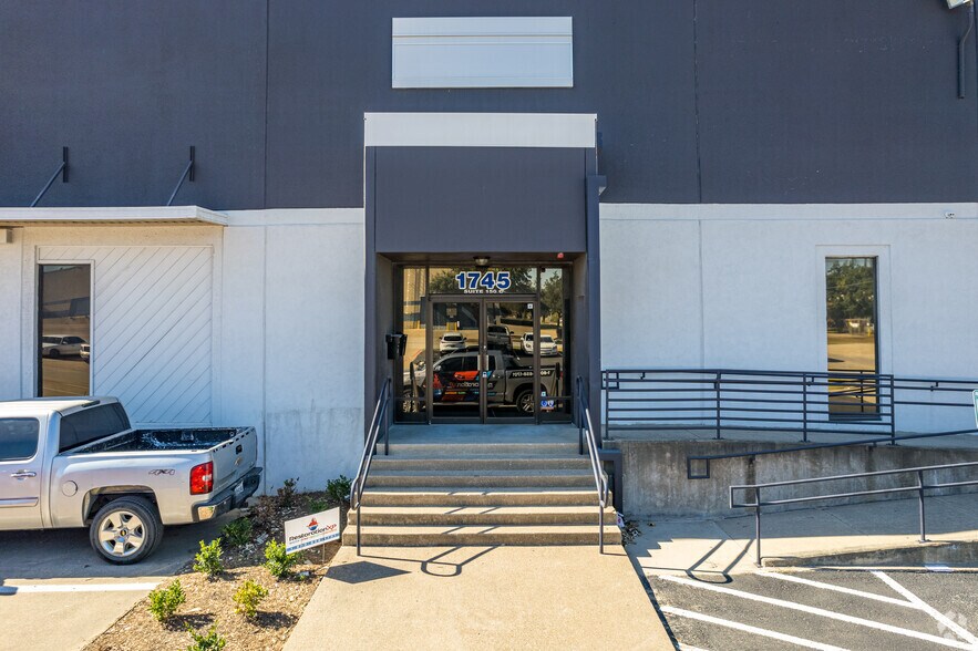 More Photos Of 1725-1745 Hayden Dr, Carrollton Warehouse For Lease