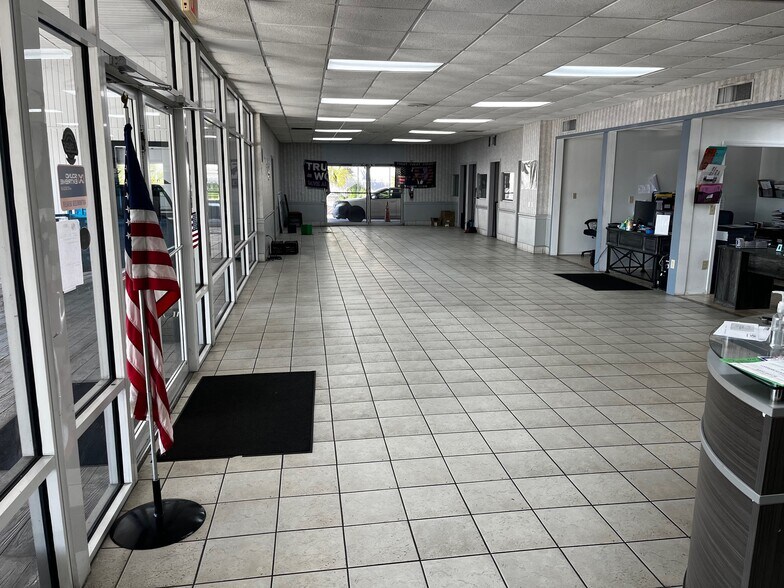More Photos Of 2900 James L Redman Pky, Plant City Freestanding For Sale