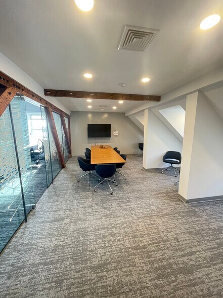 More Photos Of 42 Bank St, New London Storefront Retail Office For Lease