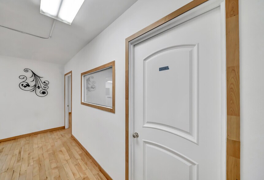 More Photos Of 830 S Main St, Santa Ana Freestanding For Sale