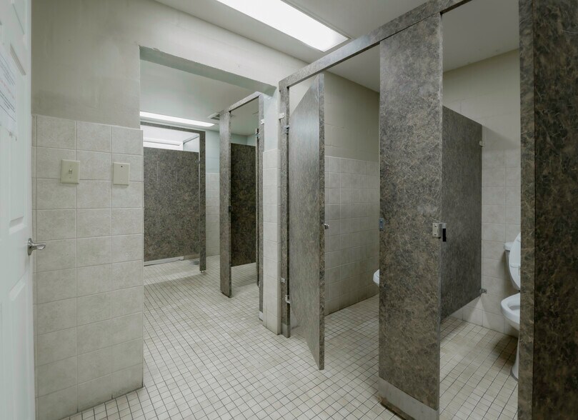 More Photos Of 4677 118th Ave N, Clearwater Manufacturing For Sale