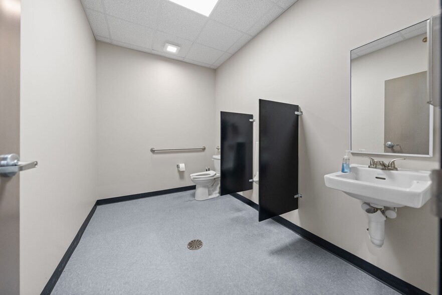 More Photos Of 1170 Dunlop Ln, Clarksville Industrial For Lease