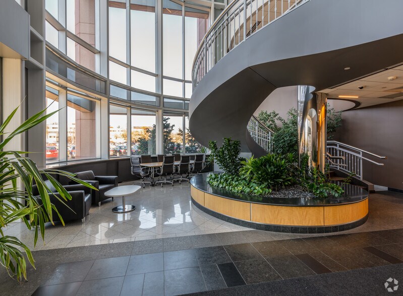 More Photos Of 3 Van de Graaff Dr, Burlington Office For Lease