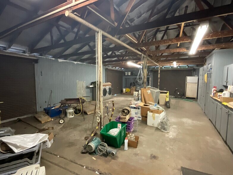 More Photos Of 1310 W Grand Ave, Yoakum Veterinarian Kennel For Sale