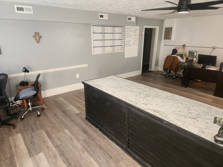 More Photos Of 20-40 E 8th St, Front Royal Flex For Sale