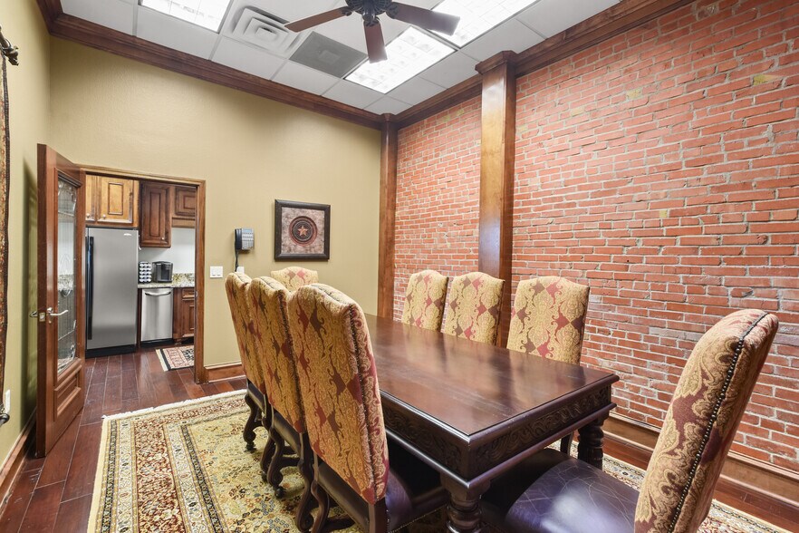 More Photos Of 101 Simonton St, Conroe Loft Creative Space For Lease