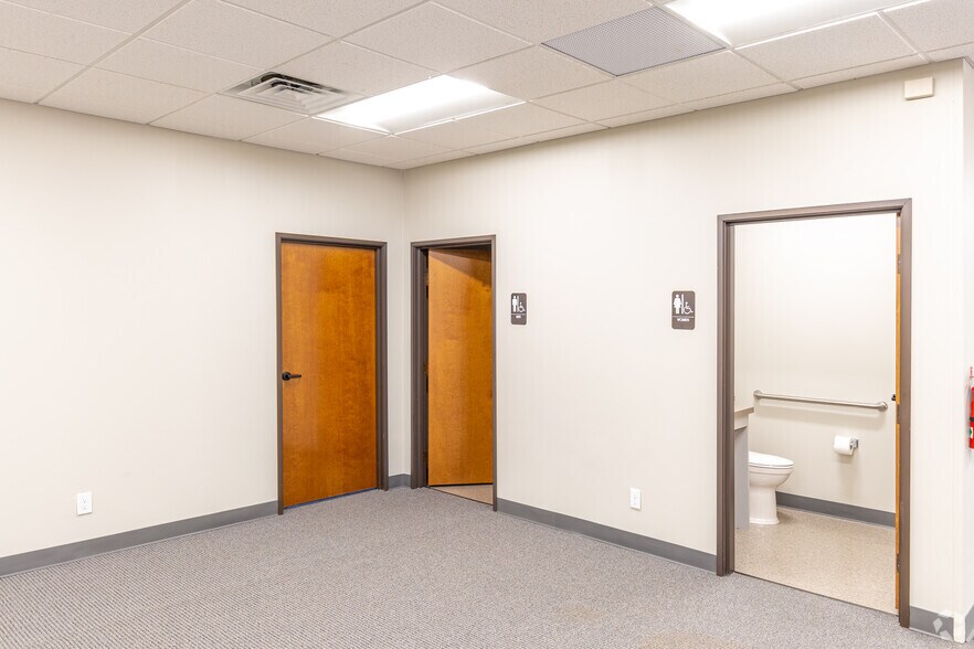 More Photos Of 2515 Willowbrook Rd, Dallas Warehouse For Lease