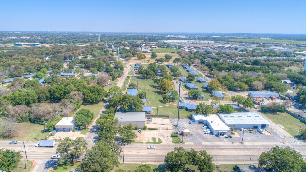 More Photos Of 2620 Carson St, Haltom City Light Distribution For Lease