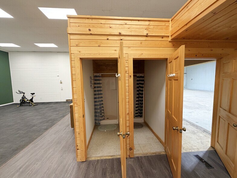 More Photos Of 309 Barclay Ave, Pine River Office For Sale