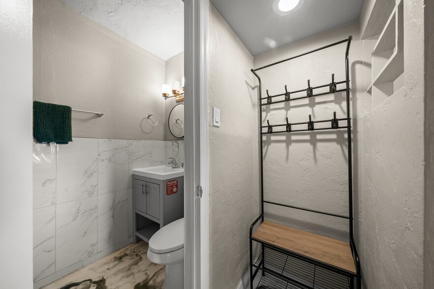 More Photos Of 215 S Pine Ave, Ocala Hotel For Sale