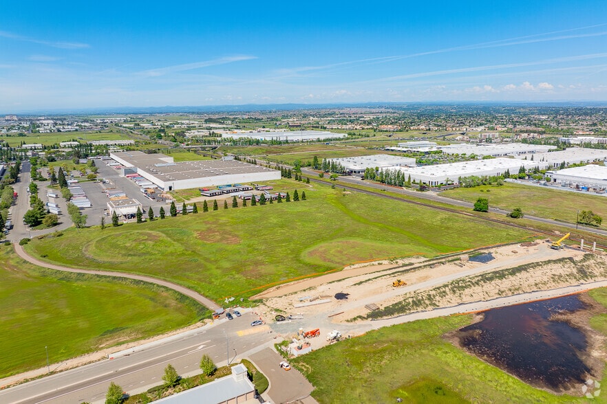 More Photos Of 751 Roseville Pky, Roseville Warehouse For Lease