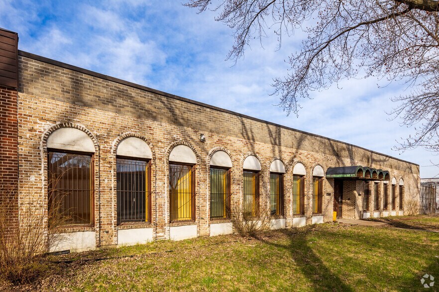 More Photos Of 12300 Boul Albert-Hudon, Montréal Warehouse For Lease