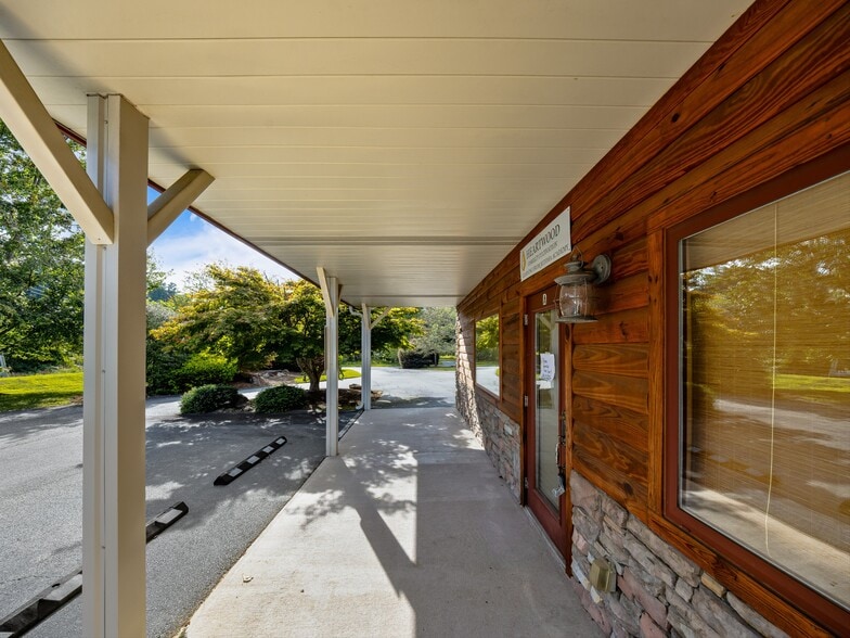 More Photos Of 271 Old Barn Rd, Hendersonville Medical For Sale