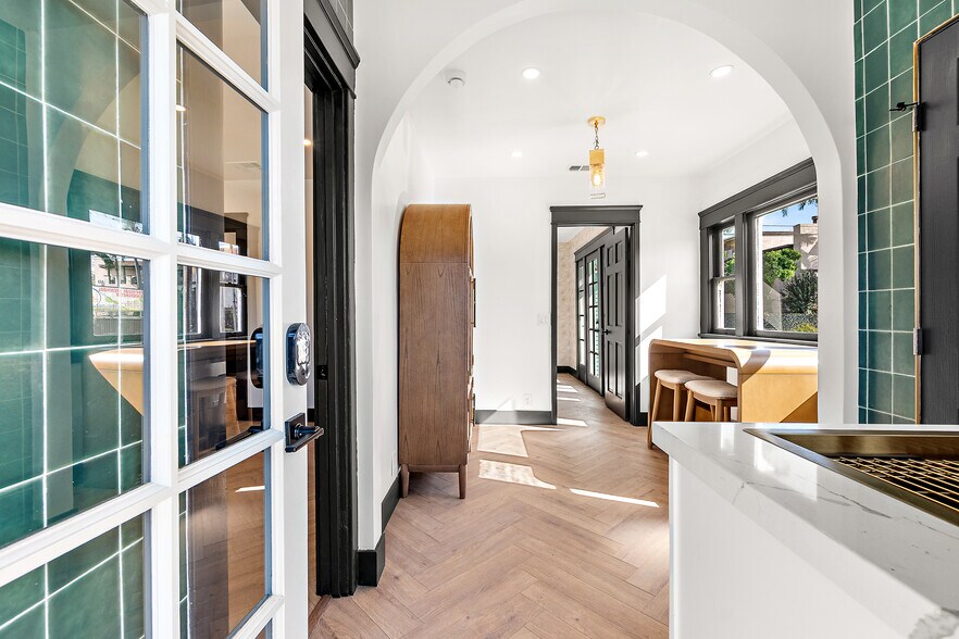 More Photos Of 1204 N Ross St, Santa Ana Office For Lease