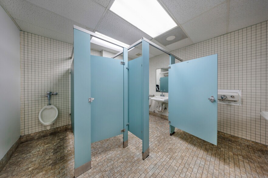 More Photos Of 2901 NW 17th Ave, Miami Office For Sale