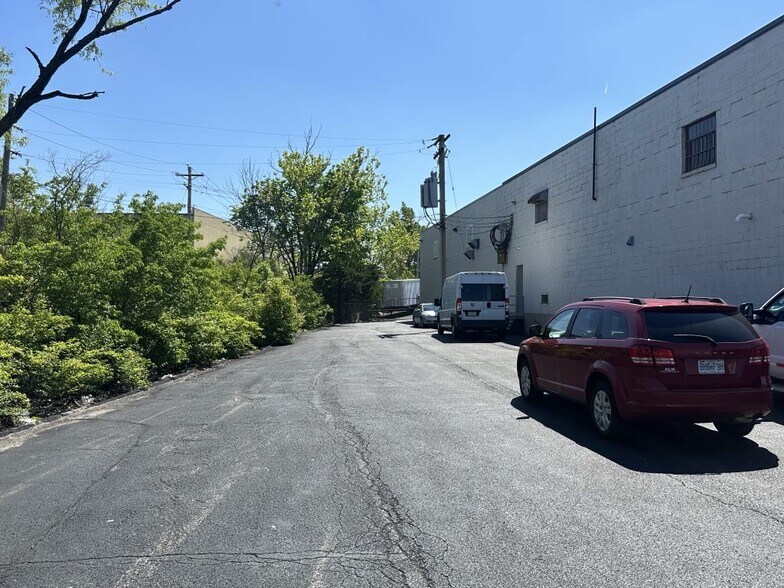 More Photos Of 2462-2470 Schuetz Rd, Maryland Heights Warehouse For Sale