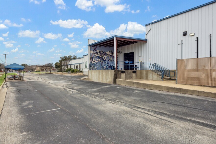 More Photos Of 1700 Royston Ln, Round Rock Service For Lease