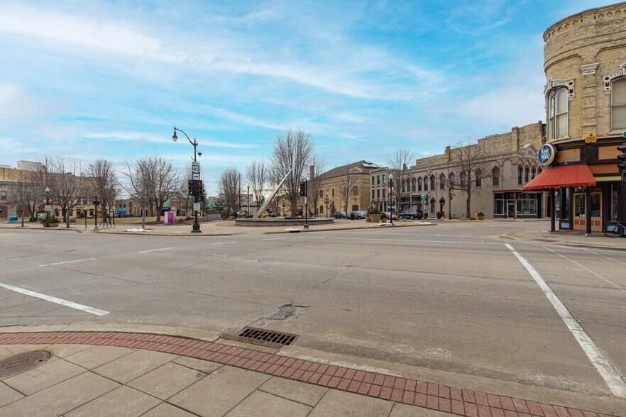 More Photos Of 401 N Main St, Oshkosh Bar For Sale