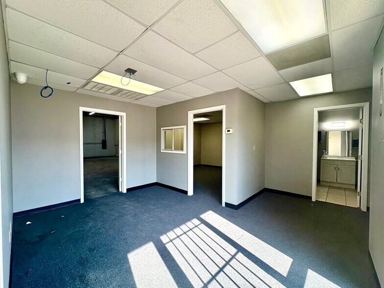 More Photos Of 9361 Winkler Dr, Houston Light Distribution For Lease