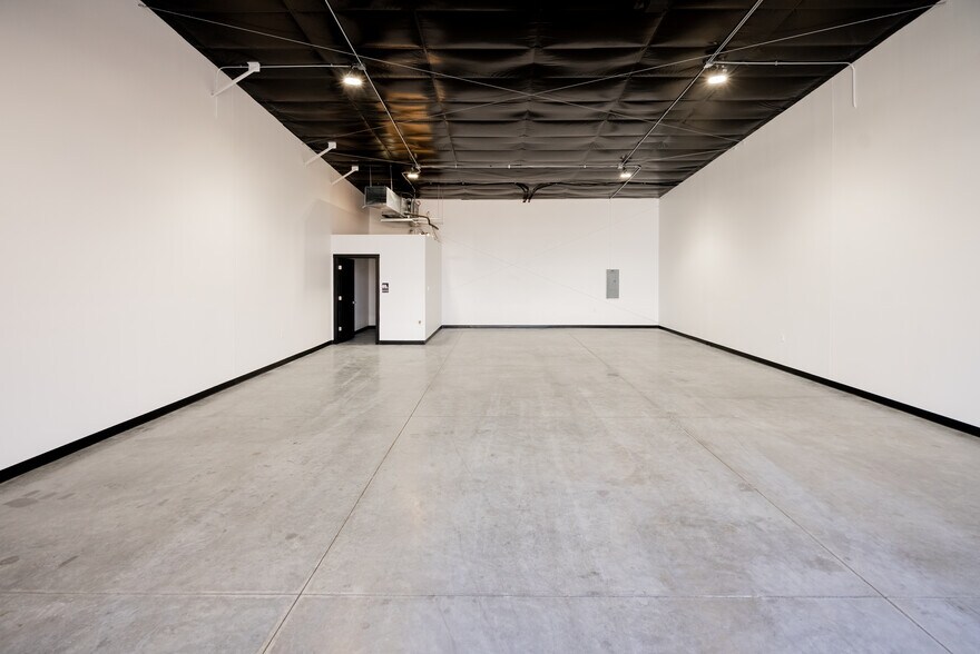 More Photos Of 23801 Southwest St, Waterloo Showroom For Sale