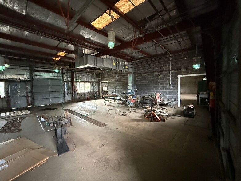 More Photos Of 236 Airgas ln, Poca Industrial For Lease