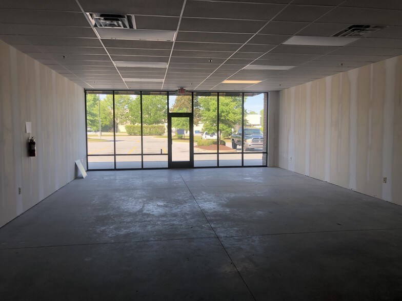 More Photos Of 4600 E 10th St, Greenville General Retail For Lease