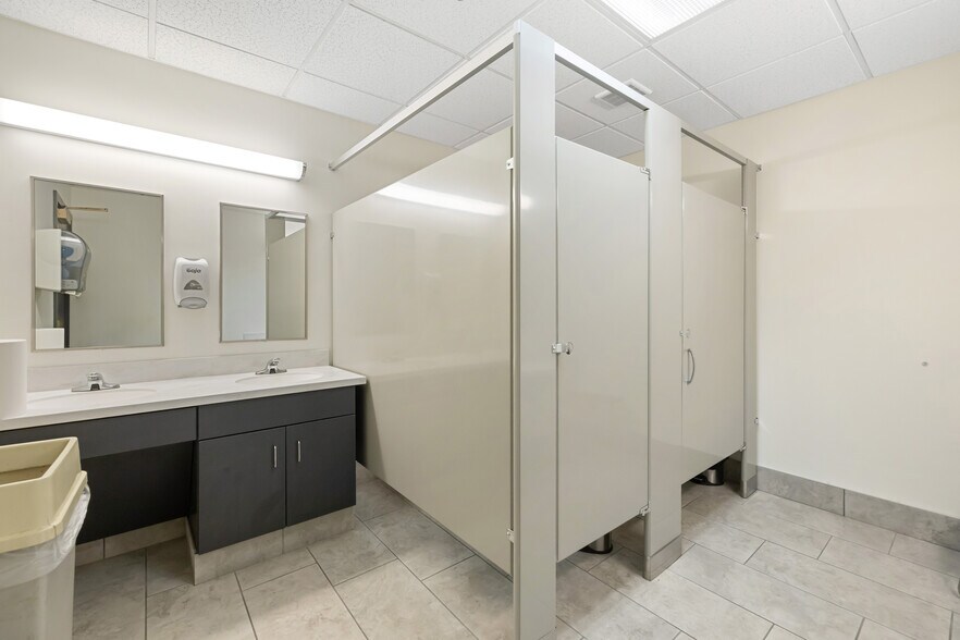 More Photos Of 1401 Erie Blvd, Syracuse Showroom For Sale