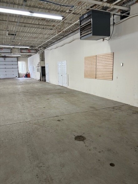 More Photos Of 6085 Court Street Rd, Syracuse Warehouse For Lease