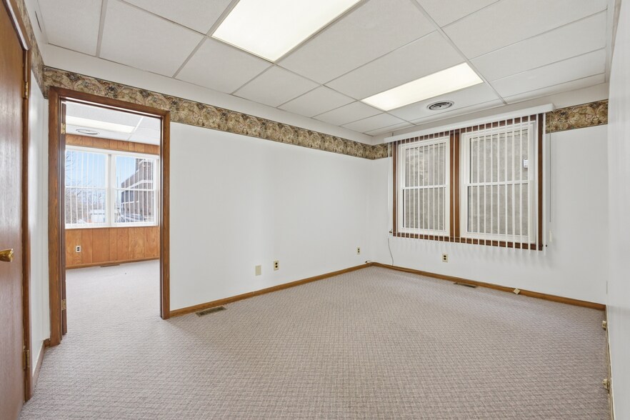 More Photos Of 29 Jarvis St, Fort Erie Office For Sale