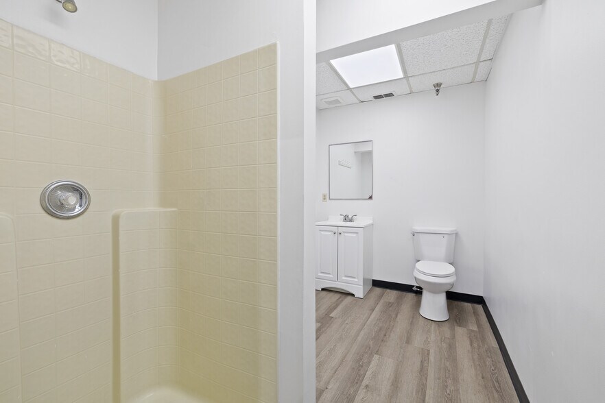 More Photos Of 2003-2021 Viscount Row, Orlando Warehouse For Lease