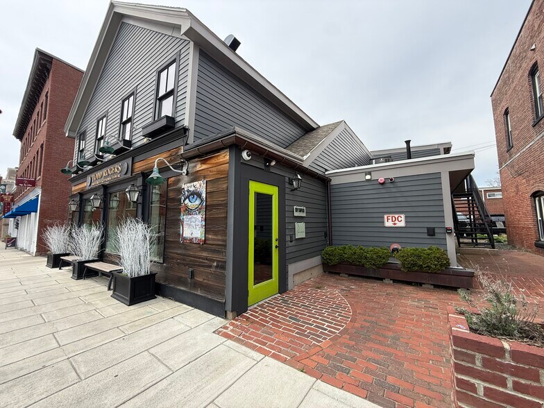 More Photos Of 18 Park St, Andover Bar For Lease