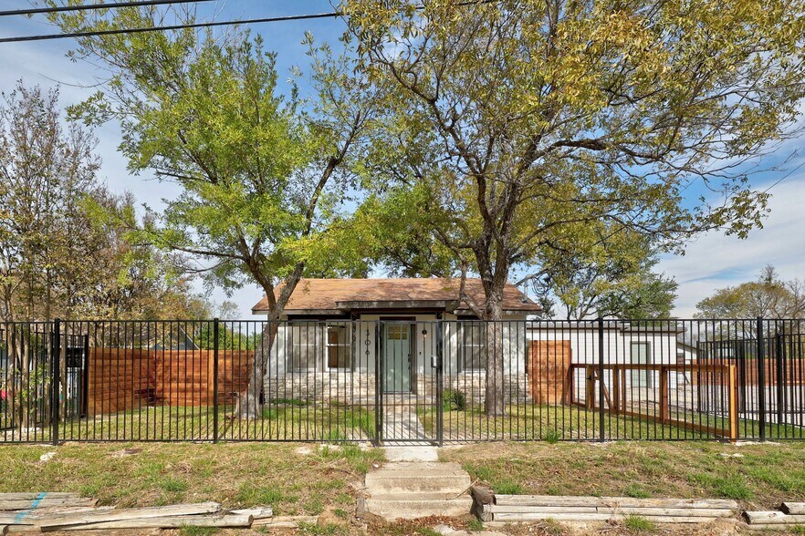 More Photos Of 306 W Stassney Ln, Austin Specialty For Sale