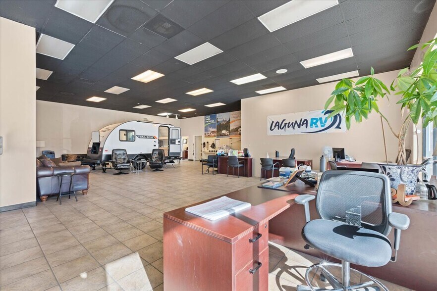 More Photos Of 1313 Rv Center Dr, Colton Auto Dealership For Lease