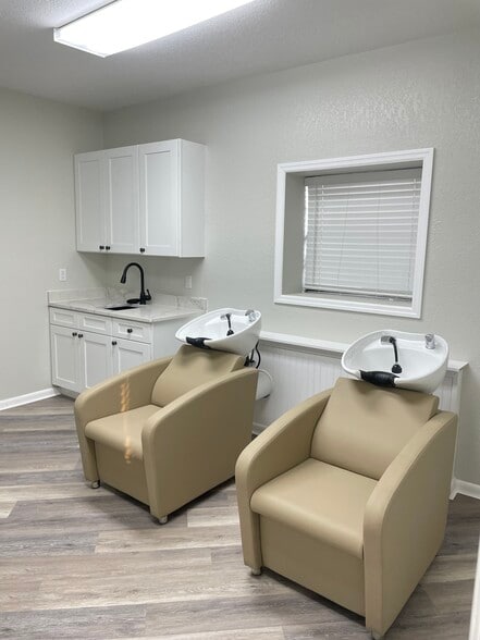 More Photos Of 123 Main St, Auburndale Freestanding For Sale