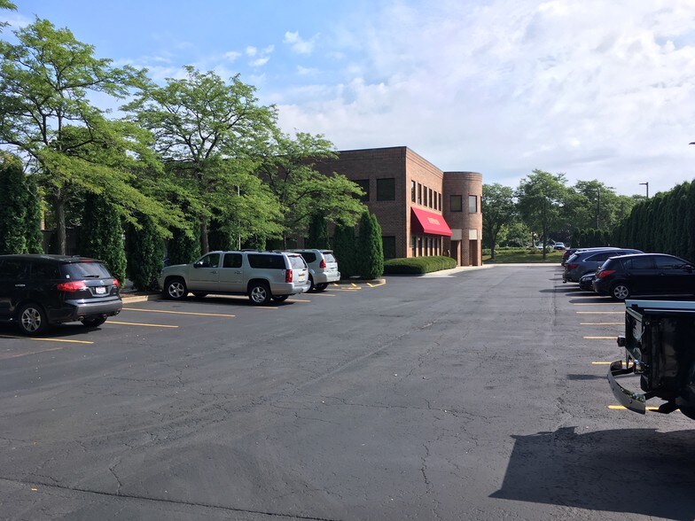 More Photos Of 825 Green Bay Rd, Wilmette Office For Lease