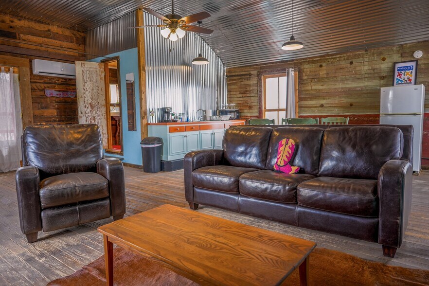 More Photos Of 100 W Murphy St, Alpine General Retail For Sale